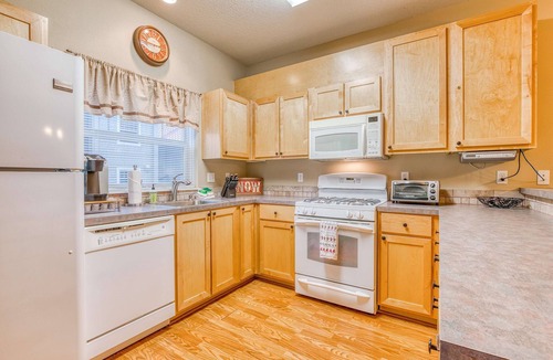 Government Camp House | Three-story retreat with a gas fireplace plus access to pool, hot tub, & sauna