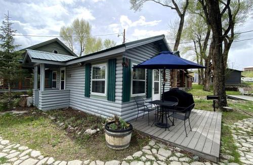 Riverside House | Tiny Cabin Perfect an Individual Escape with BBQ in Riverside, Wyoming
