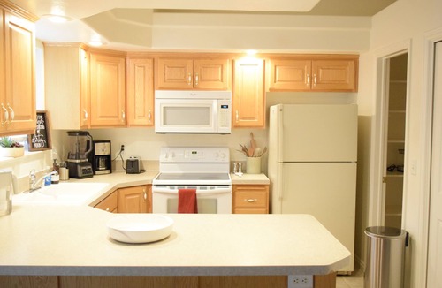 Ammon House | Townhome W/king size bed, chef's kitchen+ chimney