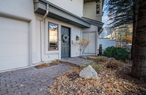 Warm Springs House | Townhome with Grill, Fireplace and Jacuzzi Tubs!