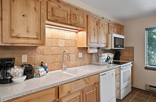 West Yellowstone House | Trapper 8: Cozy 4-Bedroom Condo, 1 Minute to Yellowstone, perfect for 8 guests.