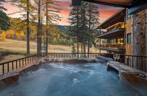 Whitefish Ski Chalet | True Ski In/Out + Steps to Chair 3 + Hot Tub + Treehouse Magic + PS5