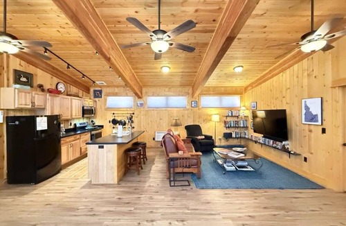 Last Chance Cabin | Two Moons Cabin* 2Br, 2Ba, 34 Miles to YNP