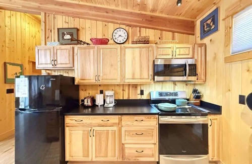 Last Chance Cabin | Two Moons Cabin* 2Br, 2Ba, 34 Miles to YNP