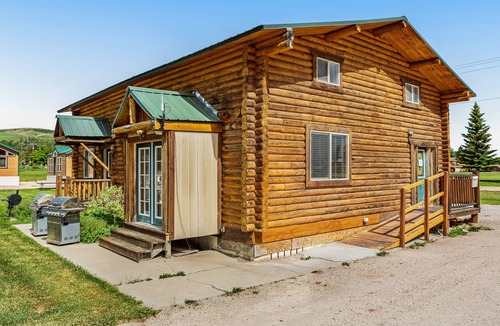 St. Charles Cabin | Two-story lodge with large dining area