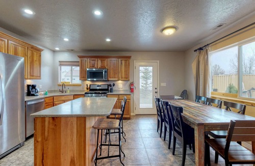 Garden City Cabin | Updated Bear Lake cabin with game room & new swing set - walk to town