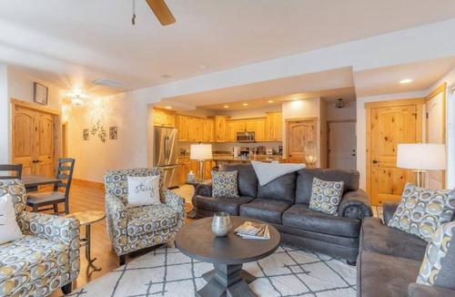 Somers Condo | Updated condo with peek-a-boo lake views, deck, W/D, fireplace, & lake access