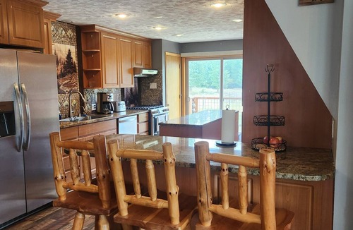 Loon Lake Cabin | Upper Main Cabin is a 4-bedroom cabin in tranquil Loon Lake