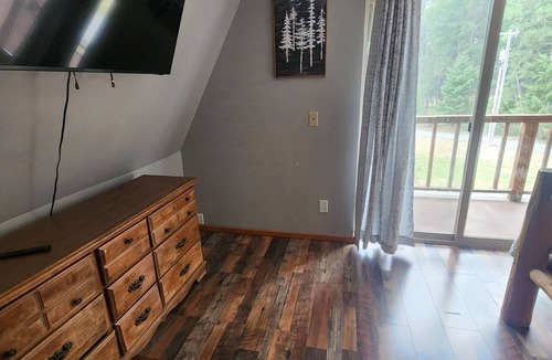 Loon Lake Cabin | Upper Main Cabin is a 4-bedroom cabin in tranquil Loon Lake