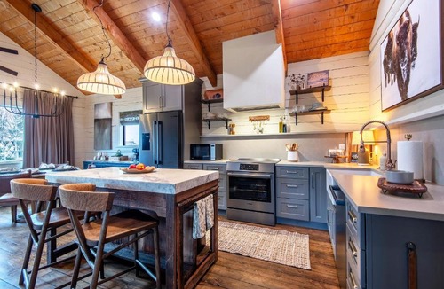 Driggs House | Upscale Designer Log Cabin Cozy Hot Tub Firepit
