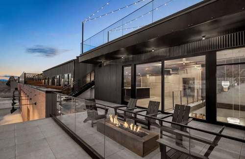 People's Freeway Hotel | Urban Retreat, evo Charm, Close to Outdoor Activities, Dogs Are Welcome!
