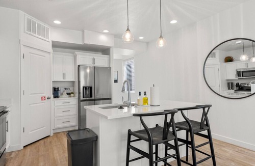 Garden City Villa | Valley Views | Walk to Marina & Town | EV Ready