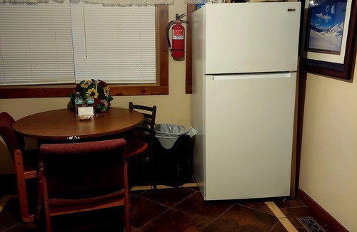 St. Anthony Apartment | Venture Gateway to National Parks, BYUI, Sand Dunes free WIFI sleeps 3