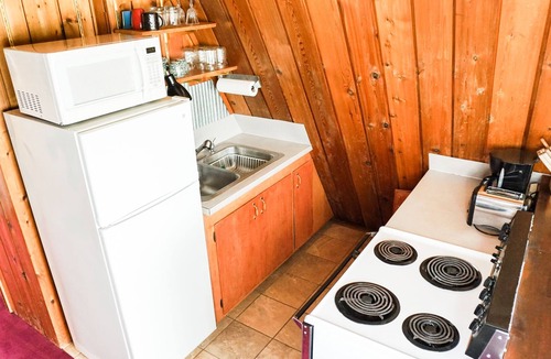 Victor Cabin | VERY CLEAN Clean SE Victor ID cabin near Jackson, summertime hot tub