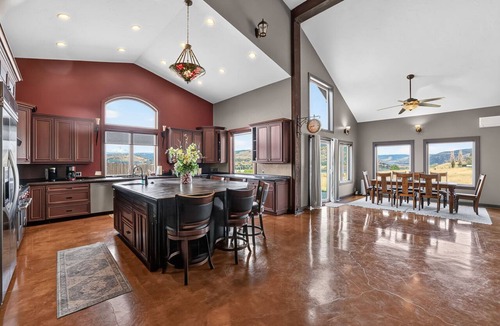 Dallesport House | Vineyard Estate | Indoor Pool & Gorge Views