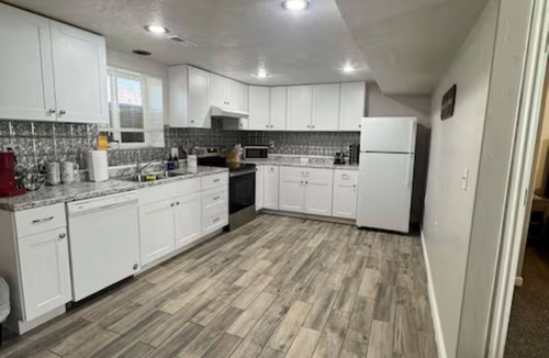 Logan House | Walk to Downtown - Sleeps 6 - King Bed + Parking