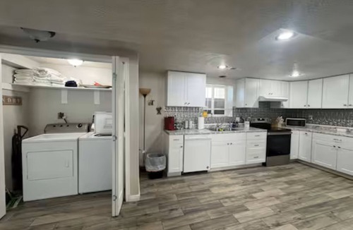 Logan House | Walk to Downtown - Sleeps 6 - King Bed + Parking