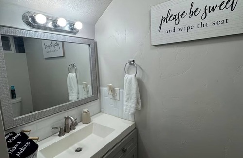 Logan House | Walk to Downtown - Sleeps 6 - King Bed + Parking