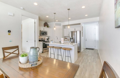 Garden City Apartment | Walk to Marina & Lake: Spacious Garden City Gem!