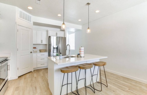 Garden City Apartment | Walk to Marina & Lake: Spacious Garden City Gem!