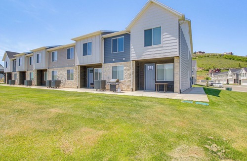 Garden City Apartment | Walk to Marina & Lake: Spacious Garden City Gem!