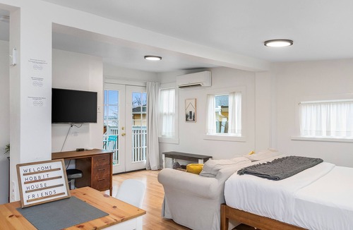 North End Apartment | Walk to the waterfront The Hobbit House