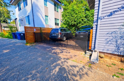 University District House | Walk to UW, Light Rail - 3BR Seattle Craftsman, AC, Gym, 24/7 Security, 2Parking