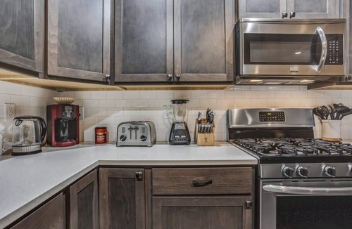 Garden District House | Walkable Downtown Coeur d'Alene Townhome w/Gas Fireplace & Bikes