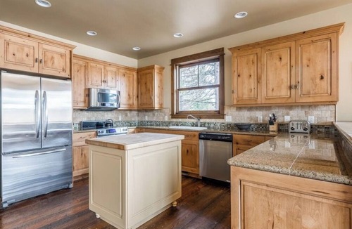 West Yellowstone House | Waterfront cabin on Hebgen Lake, near fishing/boating & Yellowstone