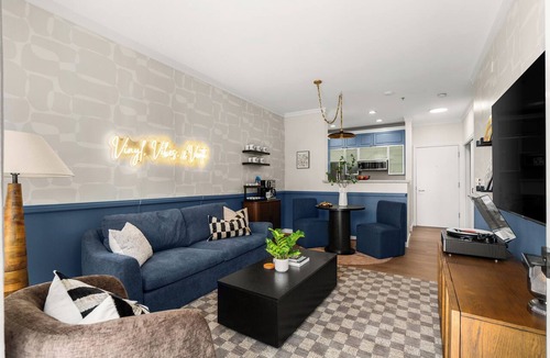 Belltown Condo | Welcome to the Cloudline! Hot tub, pool, & sauna!