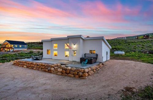 Sweetwater House | White House of Bear Lake - Brome