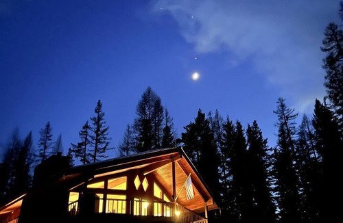 Marion Cabin | Wilderness Retreat in Montana: Luxurious Mountain Glamping Experience on Lake McGregor
