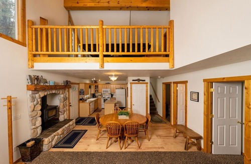 Wagon Wheel House | Wildwood Getaway -Walk to Lake Cascade/boat ramp