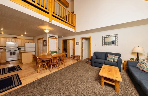 Wagon Wheel House | Wildwood Getaway -Walk to Lake Cascade/boat ramp