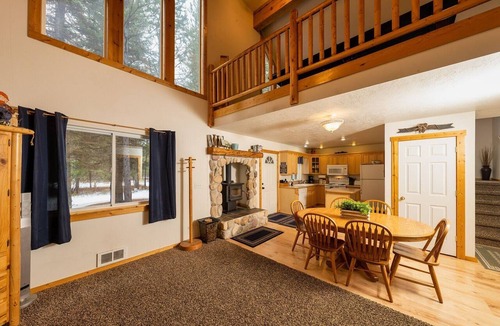 Wagon Wheel House | Wildwood Getaway -Walk to Lake Cascade/boat ramp