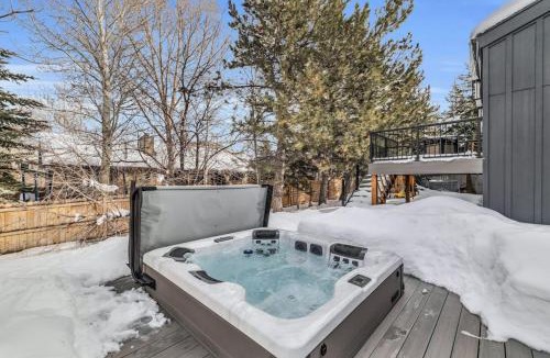 South Snyderville Basin House | Wow factor mountain views private hot tub fireplace fire pit & walk to lifts