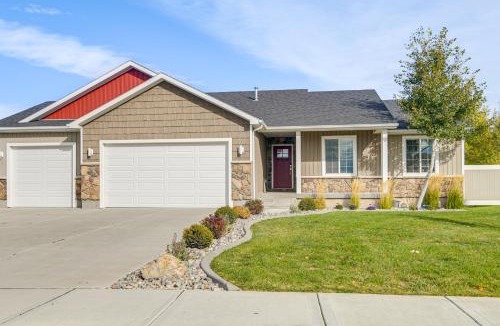 Iona House | Year-Round Outdoor Fun: Spacious Retreat in Iona