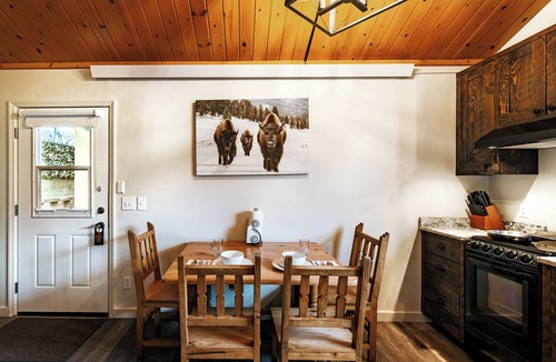 Gardiner Hotel | Yellowstone Riverside Cottages