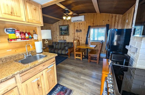 Gardiner Cabin | Yellowstone's Treasure Cabin #1, few min drive to Yellowstone Park