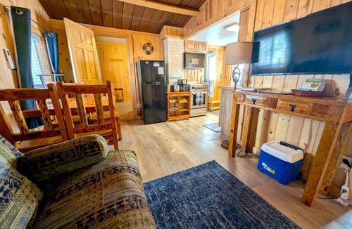 Gardiner Cabin | Yellowstone's Treasure Cabin #1, few min drive to Yellowstone Park