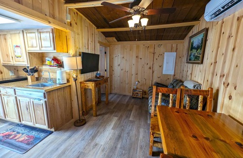 Gardiner Cabin | Yellowstone's Treasure Cabin #1, few min drive to Yellowstone Park