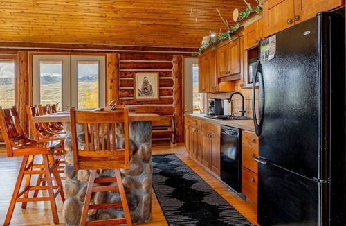 Cody House | Yellowstone Valley Cabin- ideally located retreat, wildlife and mountain views