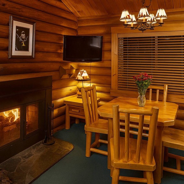 Charming Cabin with Mountain Views | Perfect for Family Nature Trip