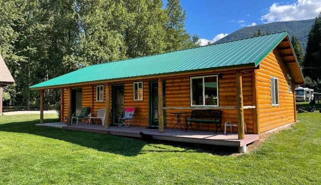1-bedroom cabin, steps to Bull Lake & Halfway House restaurant & bar