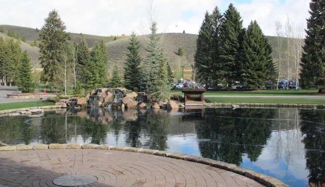 1 BR Condo w/King Bed, Mountain Views & Steps to Shops & Enjoy Pool Access