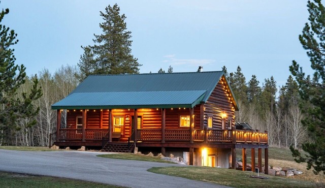 11 Acres on National Forest - Hot Tub - 5 Cabin Retreat Near Yellowstone