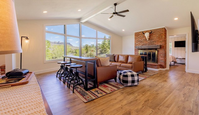 14 Guests, 6BR, 9 beds, 3 bath. Riverfront in Cody, WY—Yellowstone East Gateway!