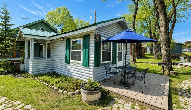 1930's Historic Cabin - 2 Twin Beds, Kitchen, Bathroom