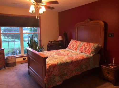 1st floor 2 guest rooms, shared full bath in Argo Corners