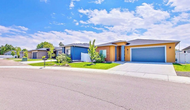 2 Adjacent Modern Homes - Sleep 12–16 - Near Shops, Dining, Parks, Entertainment